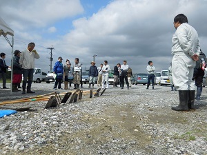 説明を受けている写真