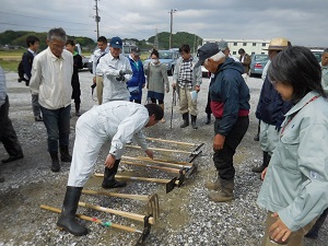 説明を受けている写真2