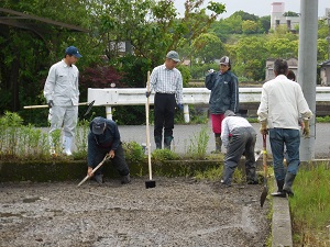水溝を作っている写真2