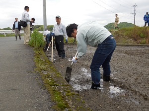 水溝を作っている写真3