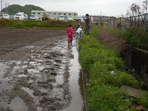 水溝を作っている写真4