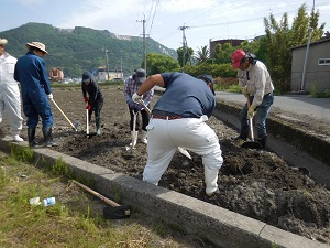 高くなっているところを均している写真