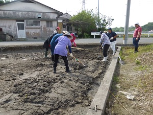 高くなっているところを均している写真2