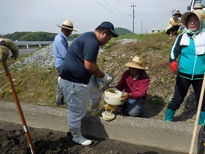 肥料を撒く用意をしている写真