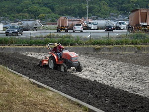 耕運機で耕している写真