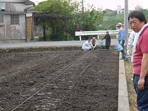 畝にするところに紐を引いている写真