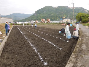 引いた紐に沿ってラインを引いている写真2