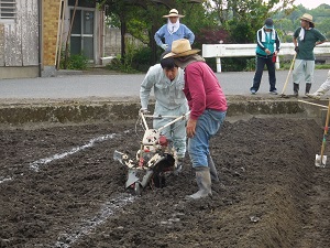 引いた線に沿って畝を作っている写真