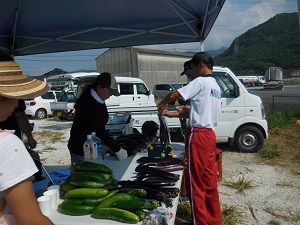 職場体験の中学生と袋詰めしている写真（8月29日）