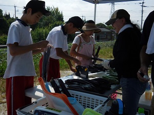 職場体験の中学生と袋詰めしている写真2（8月29日）