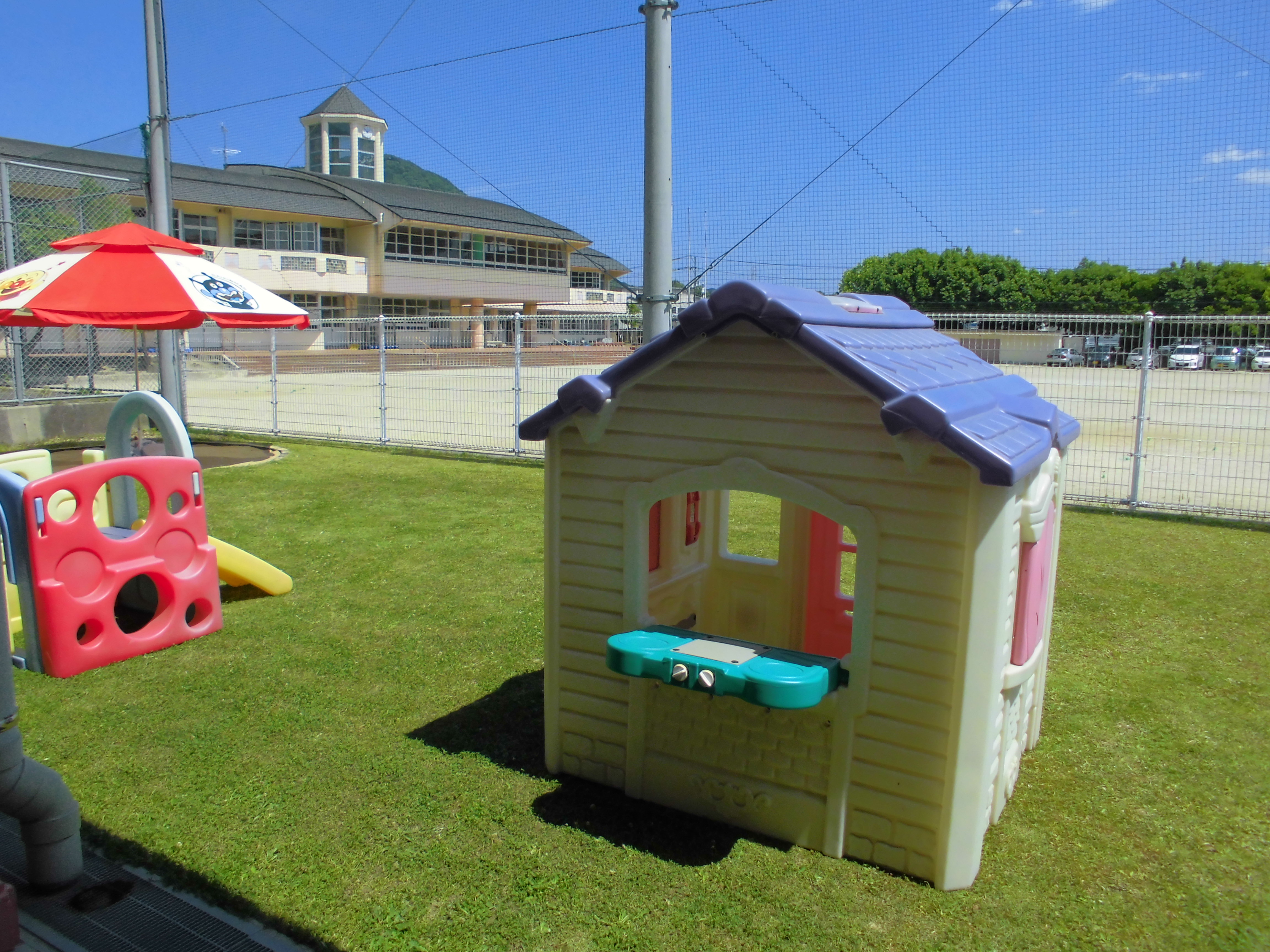 園庭にはかわいらしい家もあります