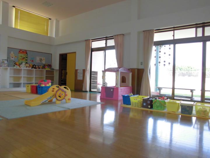 広々としたサロンで食事もできます