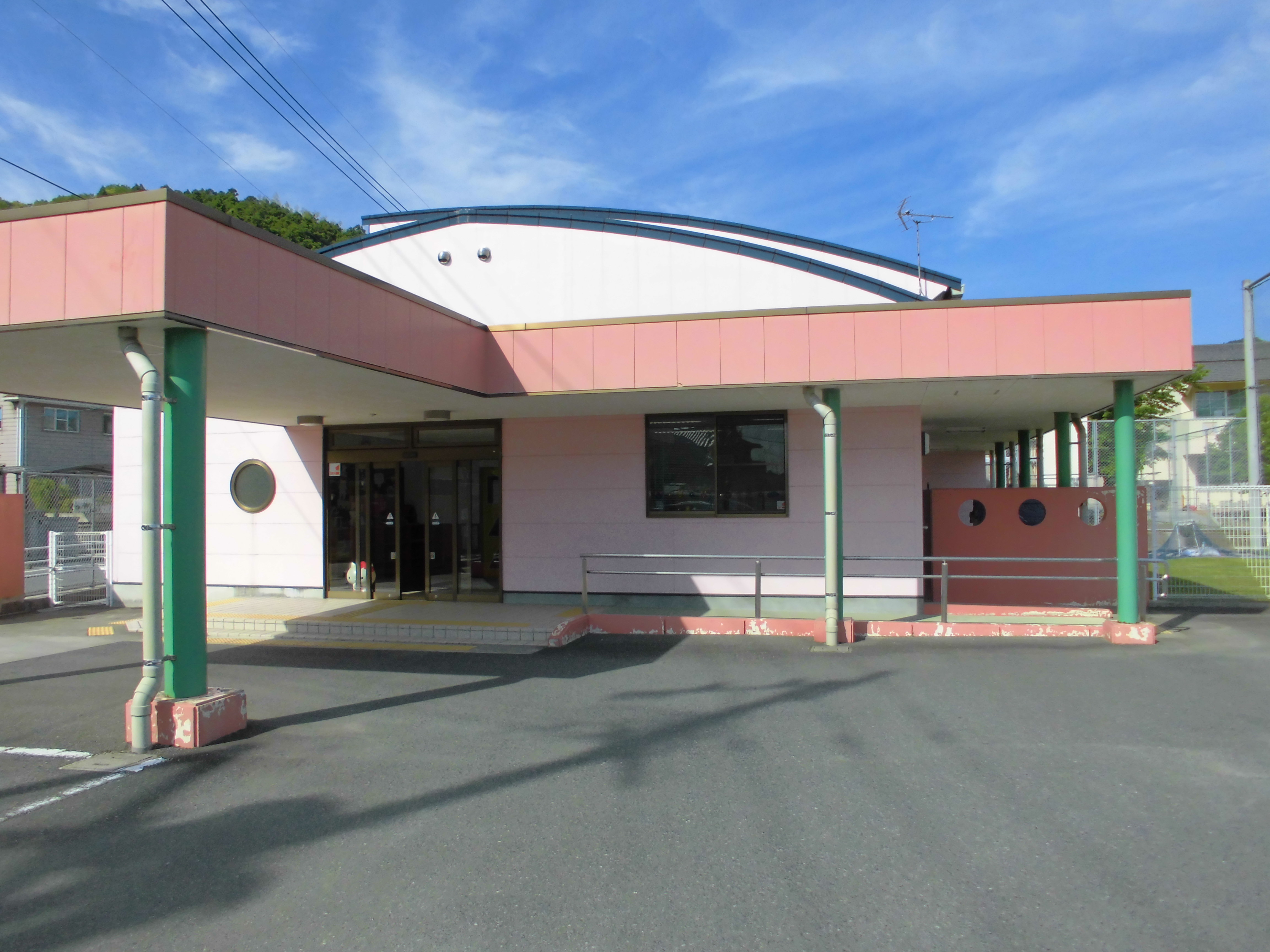 駐車場には15台駐車できます